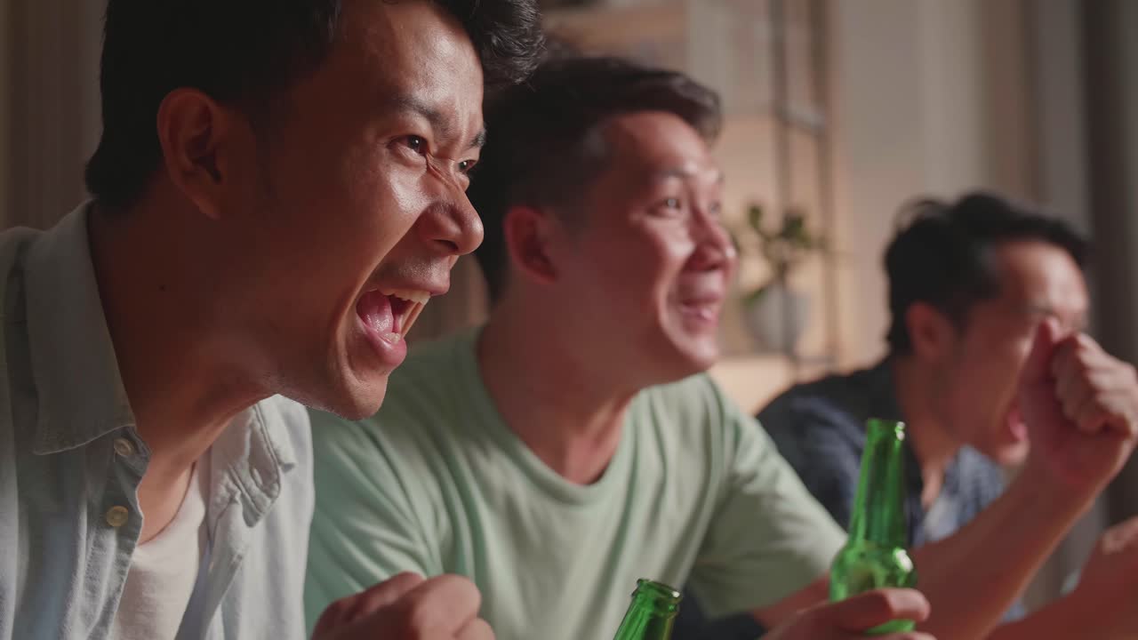 친구 들 이 스포츠 경기 를 보고 있다