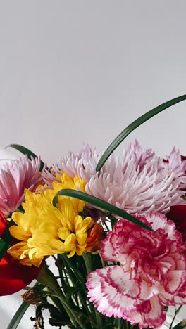 un hermoso ramo de flores