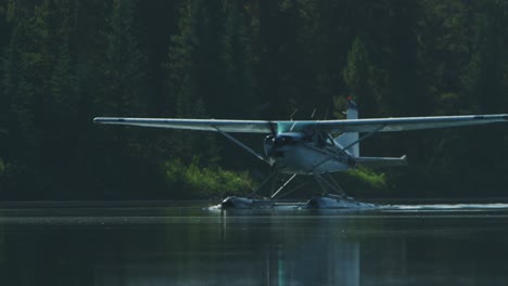 Zeitlupenaufnahmen-Eines-Wasserflugzeugs,-Das-Sich-Langsam-über-Einen-Fluss-Oder-See-Auf-Die-Kamera-Zubewegt