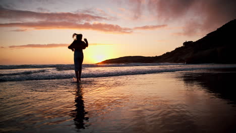 Mädchen,-Silhouette-Und-Sonnenuntergang-Am-Meer