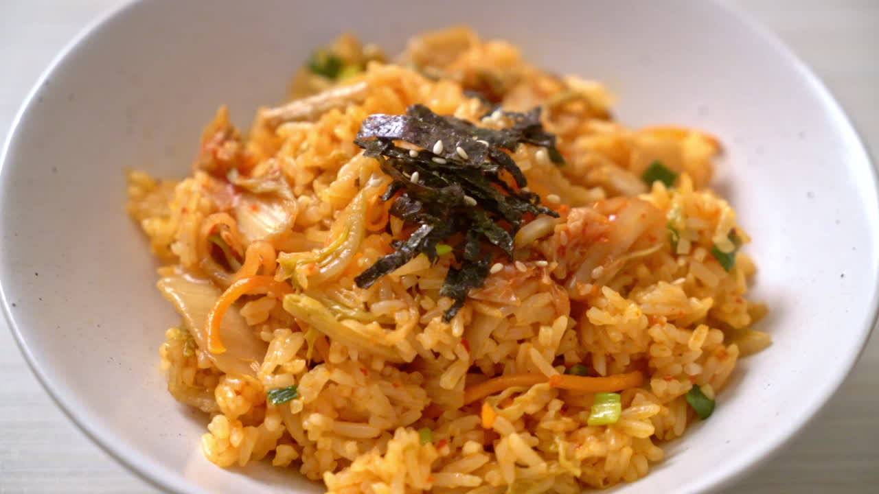 arroz frito kimchi con algas y sésamo blanco - estilo de comida coreana