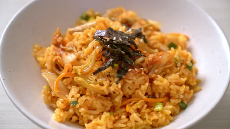 Arroz-Frito-Kimchi-Con-Algas-Y-Sésamo-Blanco---Estilo-De-Comida-Coreana