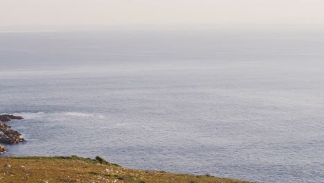 Video-Mit-Schöner-Aussicht-Auf-Die-Meeresküste-Mit-Felsen