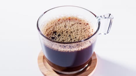 taza de café negro humeante