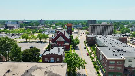 Herabsteigend-über-Der-Innenstadt-Von-Muskegon---Sommer-2024