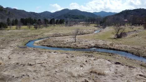 Valley-Crucis,-NC,-Fluss-Mit-Bergen-Im-Hintergrund