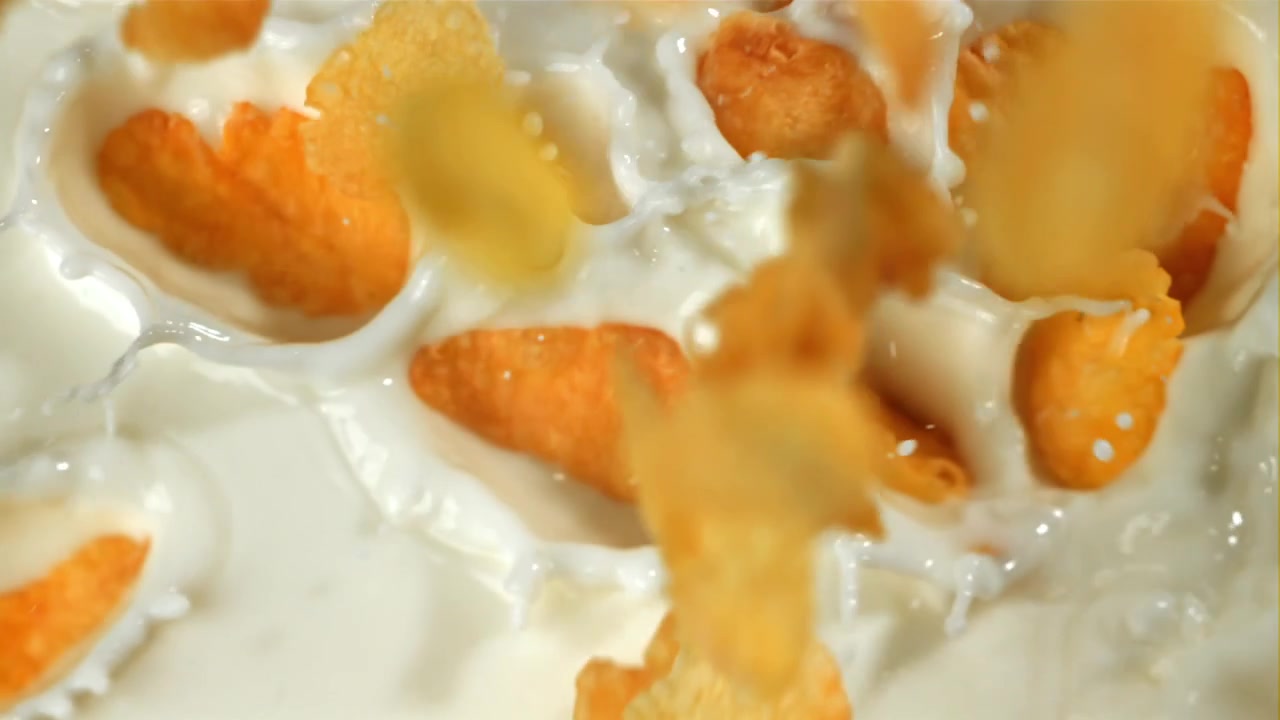 Cornflakes che Schizzano nel Latte al Rallentatore