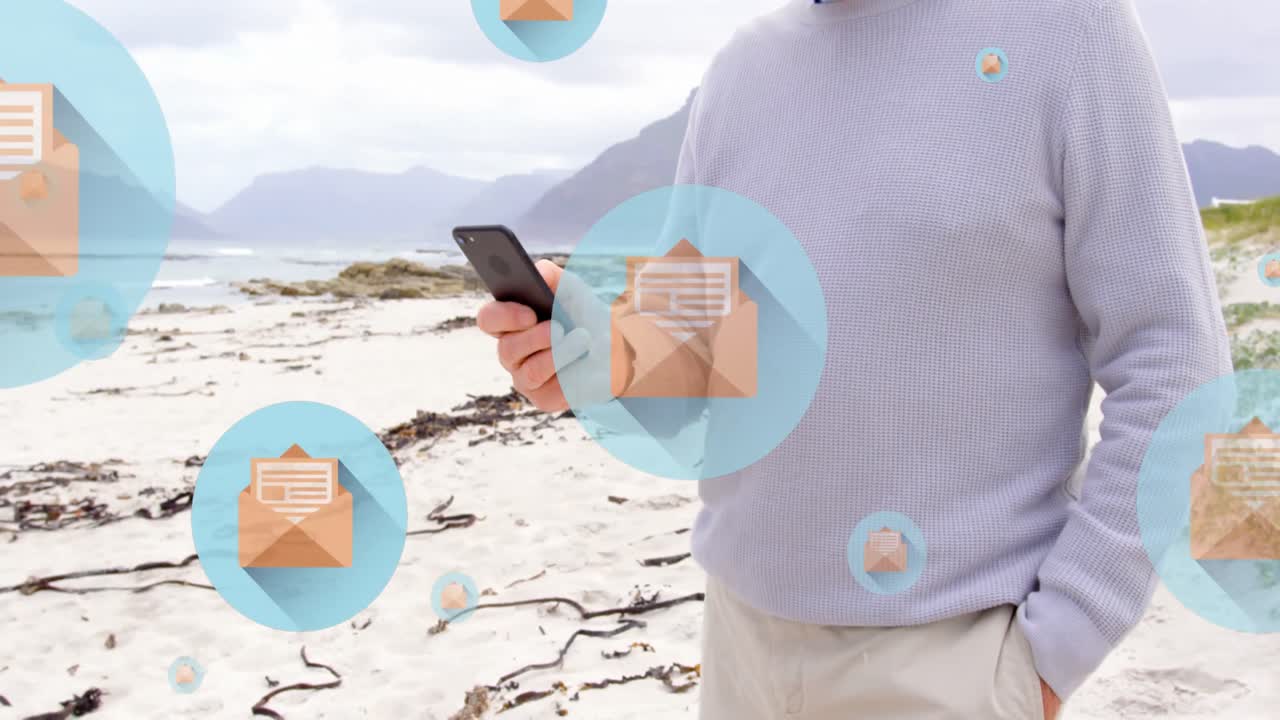 animación de iconos de mensajes flotando sobre la sección media del hombre caucásico usando un teléfono inteligente al aire libre.