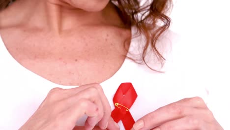 Frau-Trägt-Rotes-Aids-Bewusstseinsband