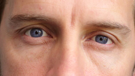 primer plano de ojos azules en un psicólogo mirando