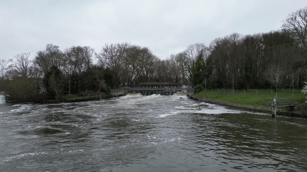 템스 강 써리 영국 무인 항공기 조감도에 겨울에 셰퍼튼 위어