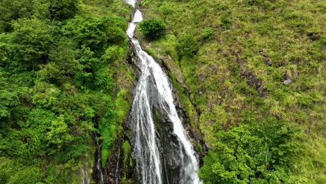 Exuberante-Vegetación-Rodea-La-Cascada-De-Efrata-Cerca-Del-Lago-Toba,-Vista-Aérea