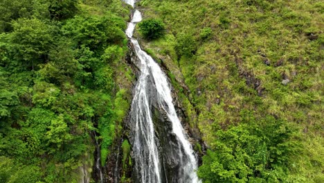 la exuberante vegetación rodea la cascada de efrata en cascada cerca del lago toba, vista aérea
