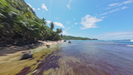 Vista-Panorámica-Remota-Playa-De-Arena-Tropical-En-El-Caribe,-Creador-De-Fpv