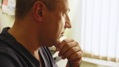 retrato de un hombre pensativo