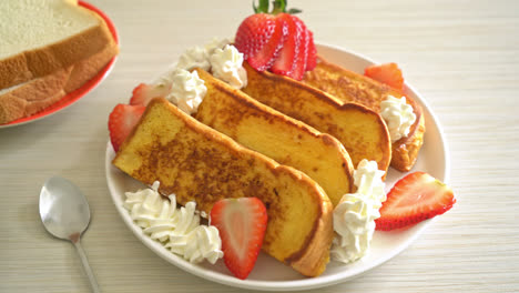 Hausgemachter-French-Toast-Mit-Frischen-Erdbeeren-Und-Schlagsahne