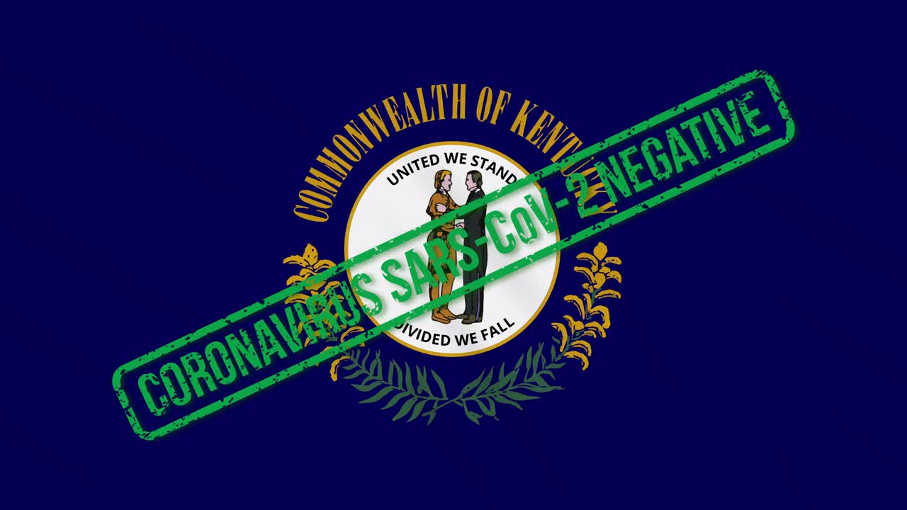 el estado estadounidense de kentucky balanceando la bandera con el sello verde de la libertad del coronavirus, bucle