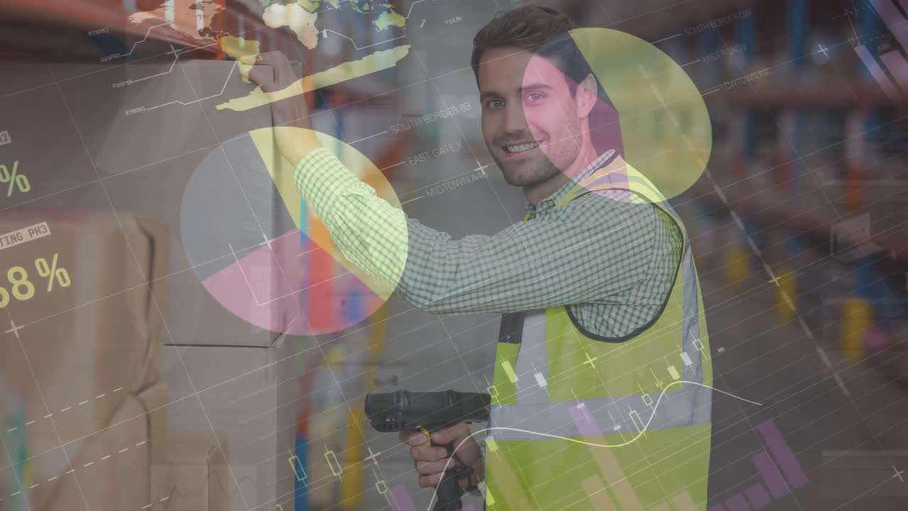 animación del procesamiento de datos financieros sobre un hombre sonriente que trabaja en un almacén