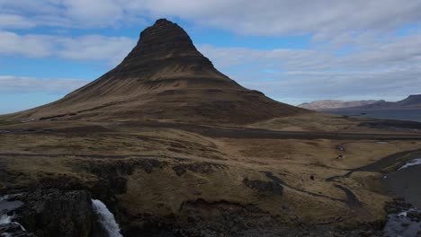 Islandia-Kirkjufell-Imágenes-Aéreas-De-Drones