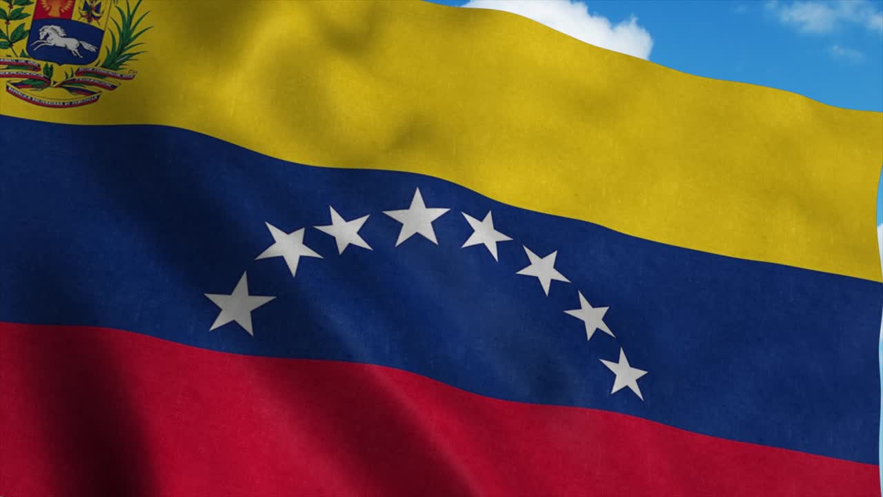 Bandeira da Venezuela tremulando ao vento, fundo de céu azul. 4K