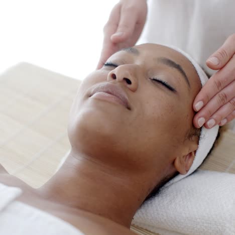 Massage-Of-Face-For-Woman-In-Spa-Salon