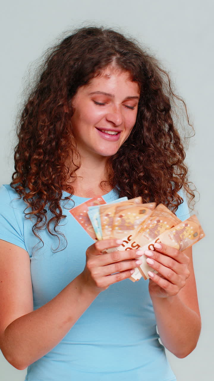 Donna felice che conta denaro contante in euro, felicemente soddisfatta, celebrando i risparmi sullo stipendio e i guadagni finanziari