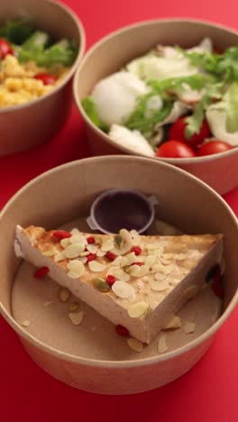 preparación de comidas saludables con ensalada y postre