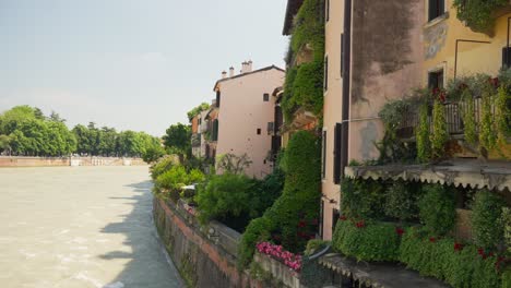 casas y restaurantes junto al río en verona, italia