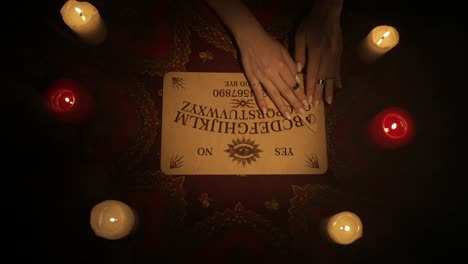 tabla de ouija con velas