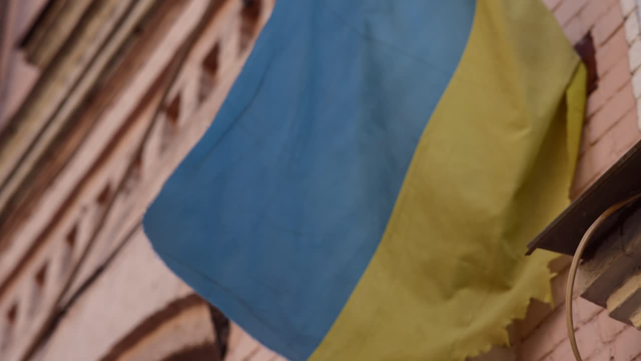 건물 위 에 있는 우크라이나 국기