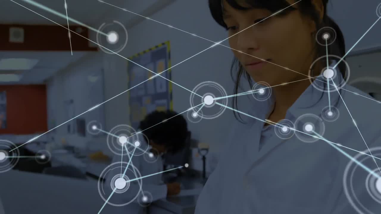 red de conexiones contra una trabajadora de la salud que usa computadora portátil en el laboratorio