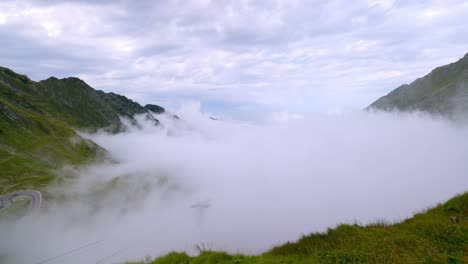Wolken-Ziehen-über-Den-Transfagarasan-Gebirgspass-Und-Die-Seilbahnen-In-Den-Karpaten,-Rumänien