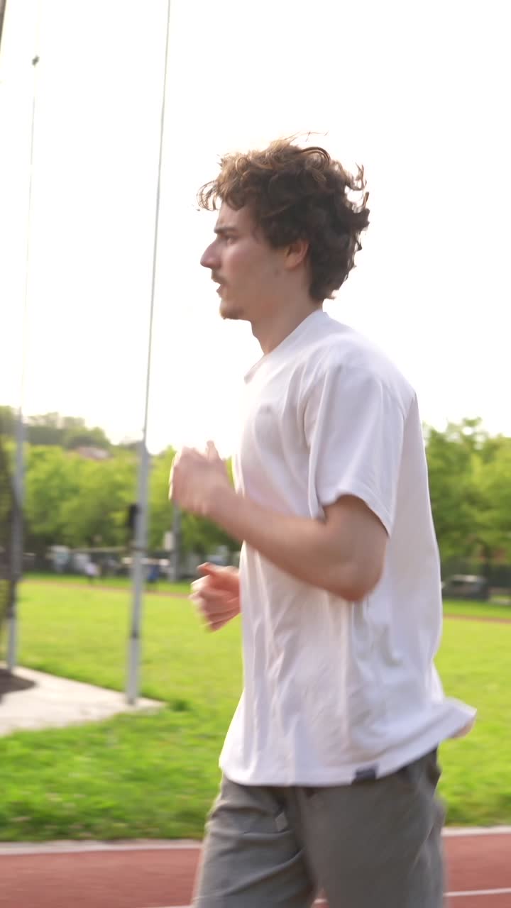 hombre corriendo en una pista