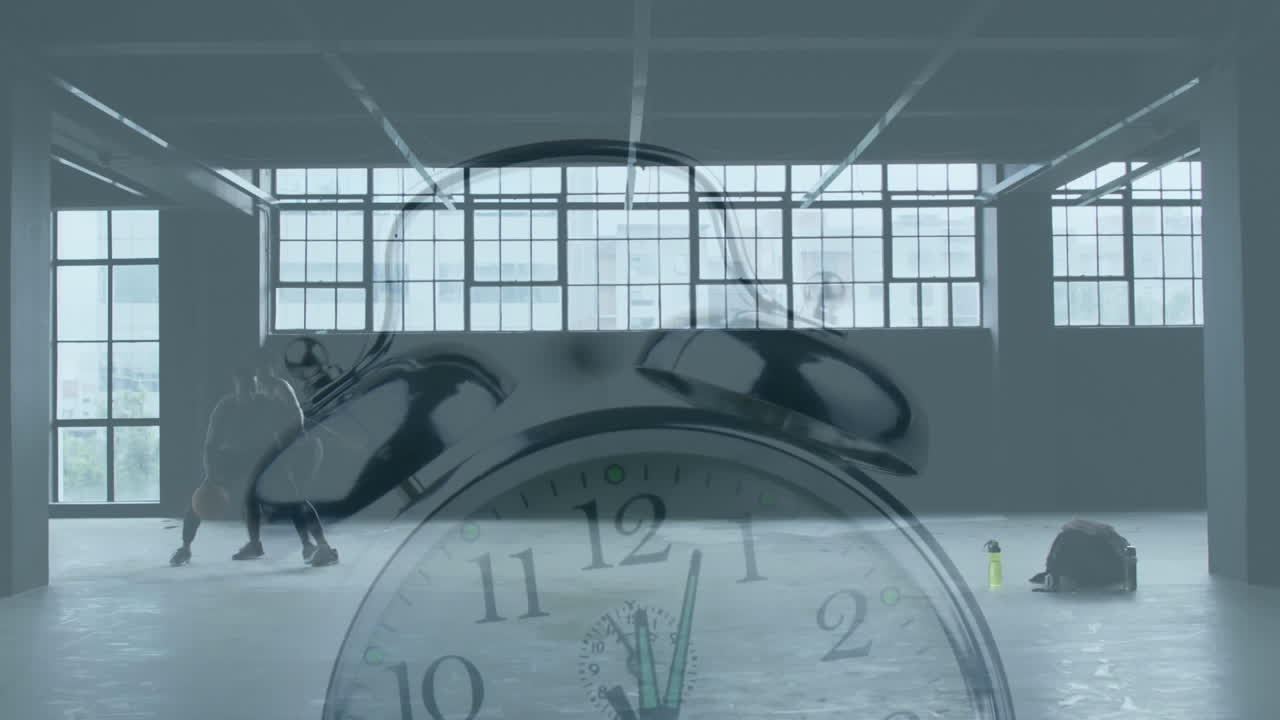 농구를 하는 아프리카계 미국인 남자 와 여자 를 상대로 알람 시계 가 울리고 있다