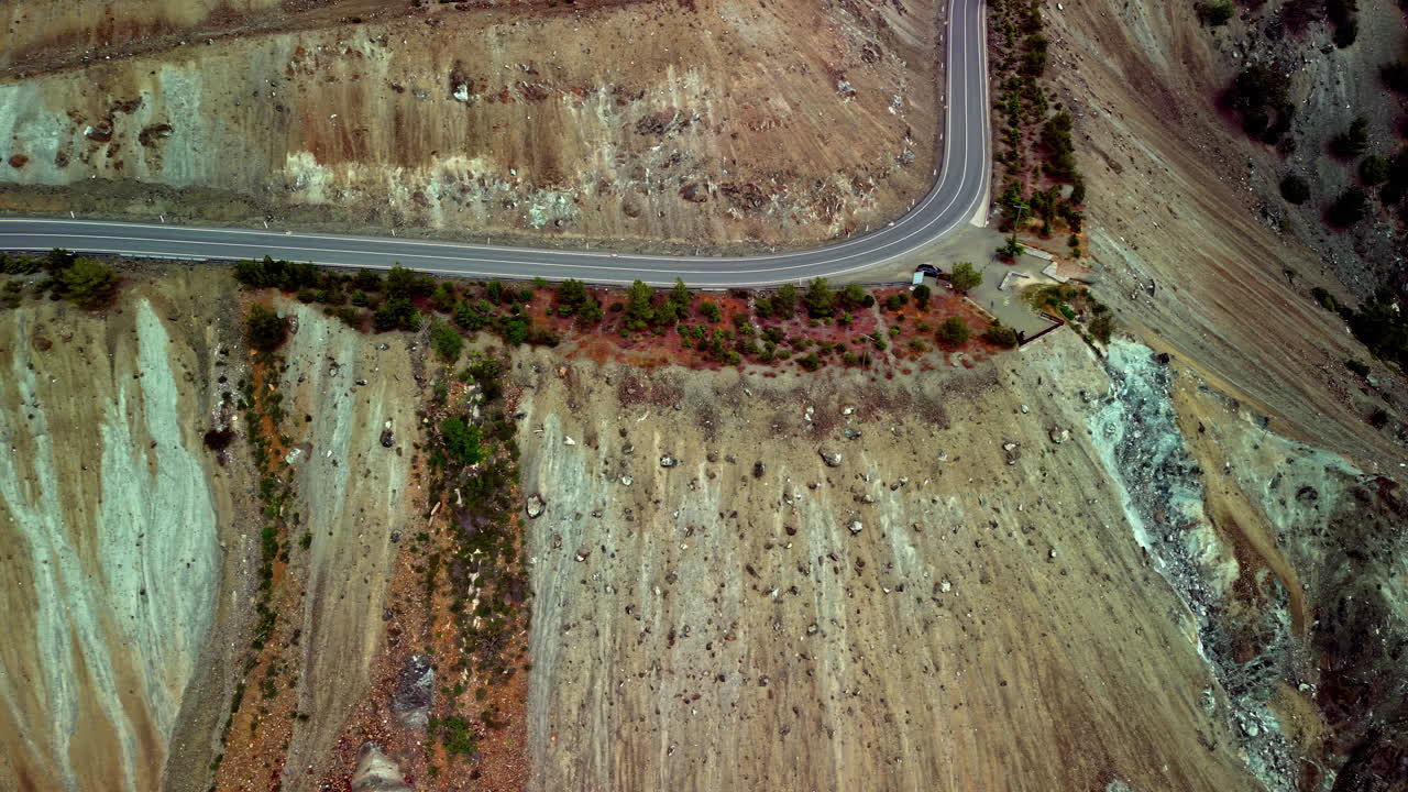 aerial de una carretera en una mina de amianto