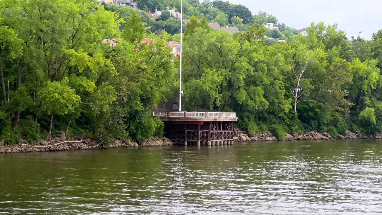 árboles verdes exuberantes con terraza de vista en la orilla del río ohio en cincinnati, kentucky, estados unidos