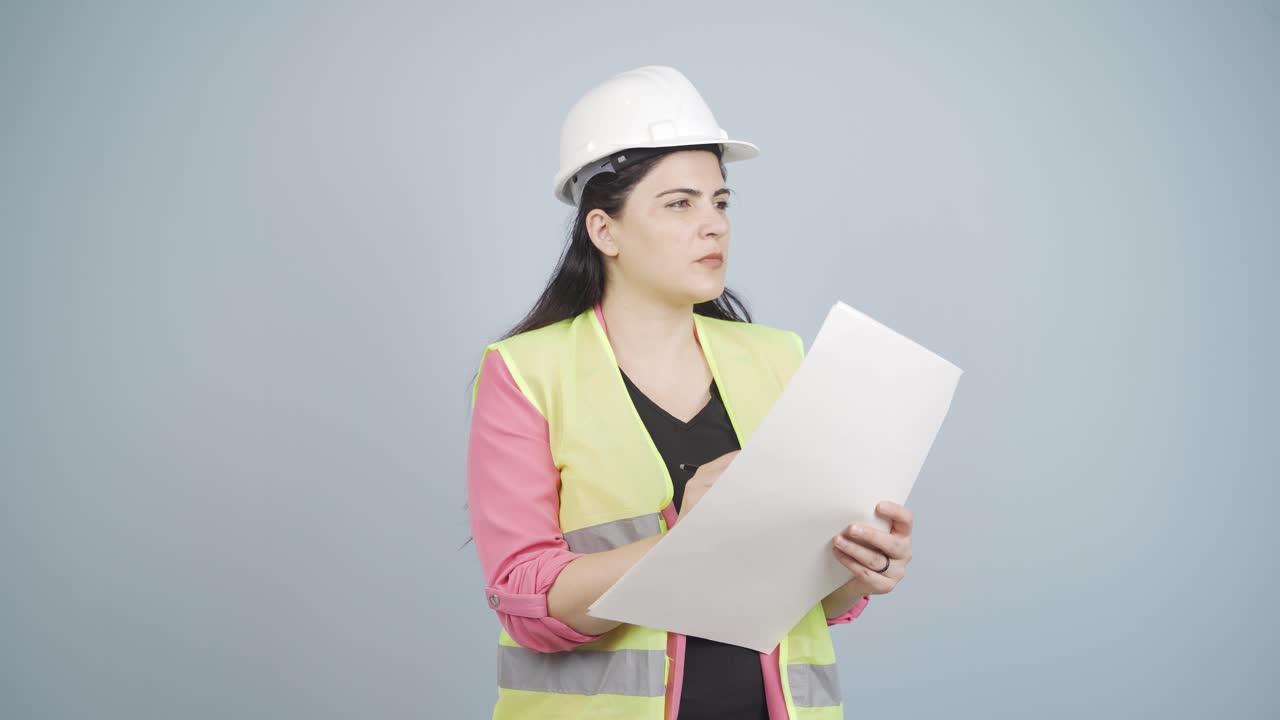 un ingeniero que hace cálculos relacionados con el trabajo.
