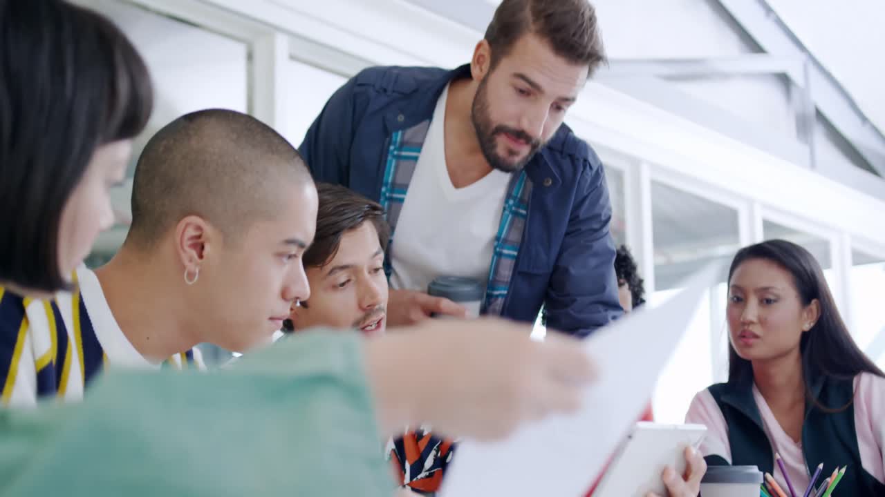 creativos trabajando en una oficina moderna