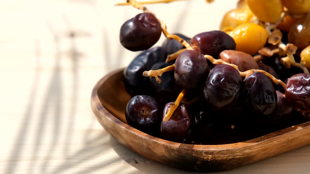 빛 아래의 신선한 달 과일.