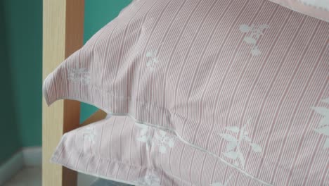 색 꽃 패턴으로 분홍색 줄무 베개