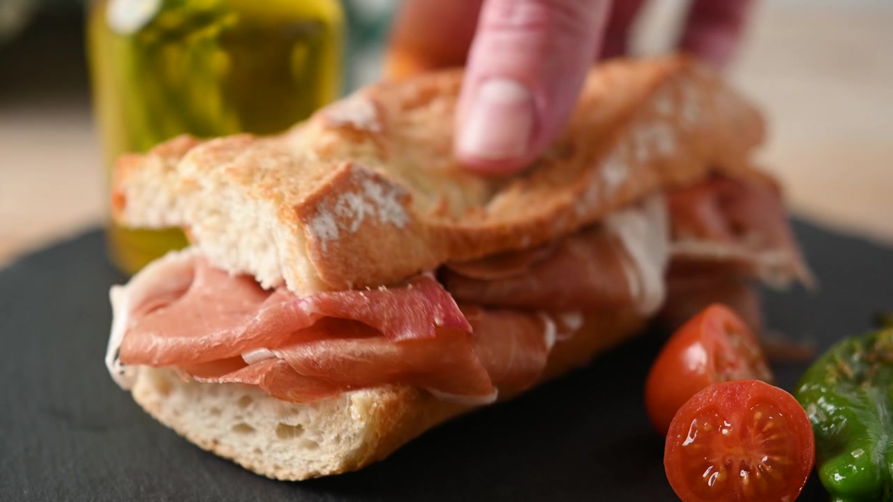 Panino con prosciutto serrano spagnolo su tavolo di legno. Bocadillo de jamón serrano spagnolo