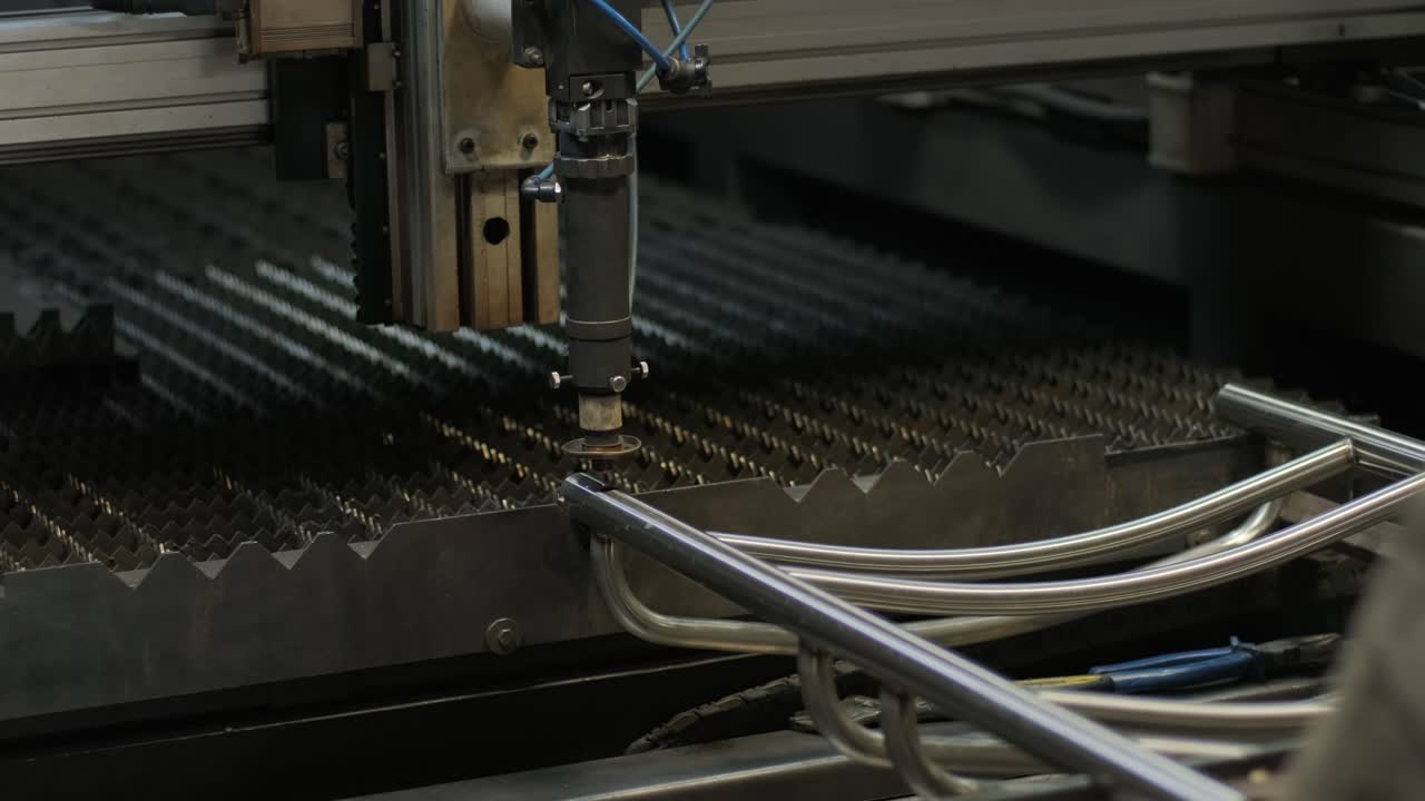 máquina láser industrial moderna con cnc, tecnología de corte de metal. corte láser de tubos de acero en una fábrica moderna. láser corta agujeros en el tubo.