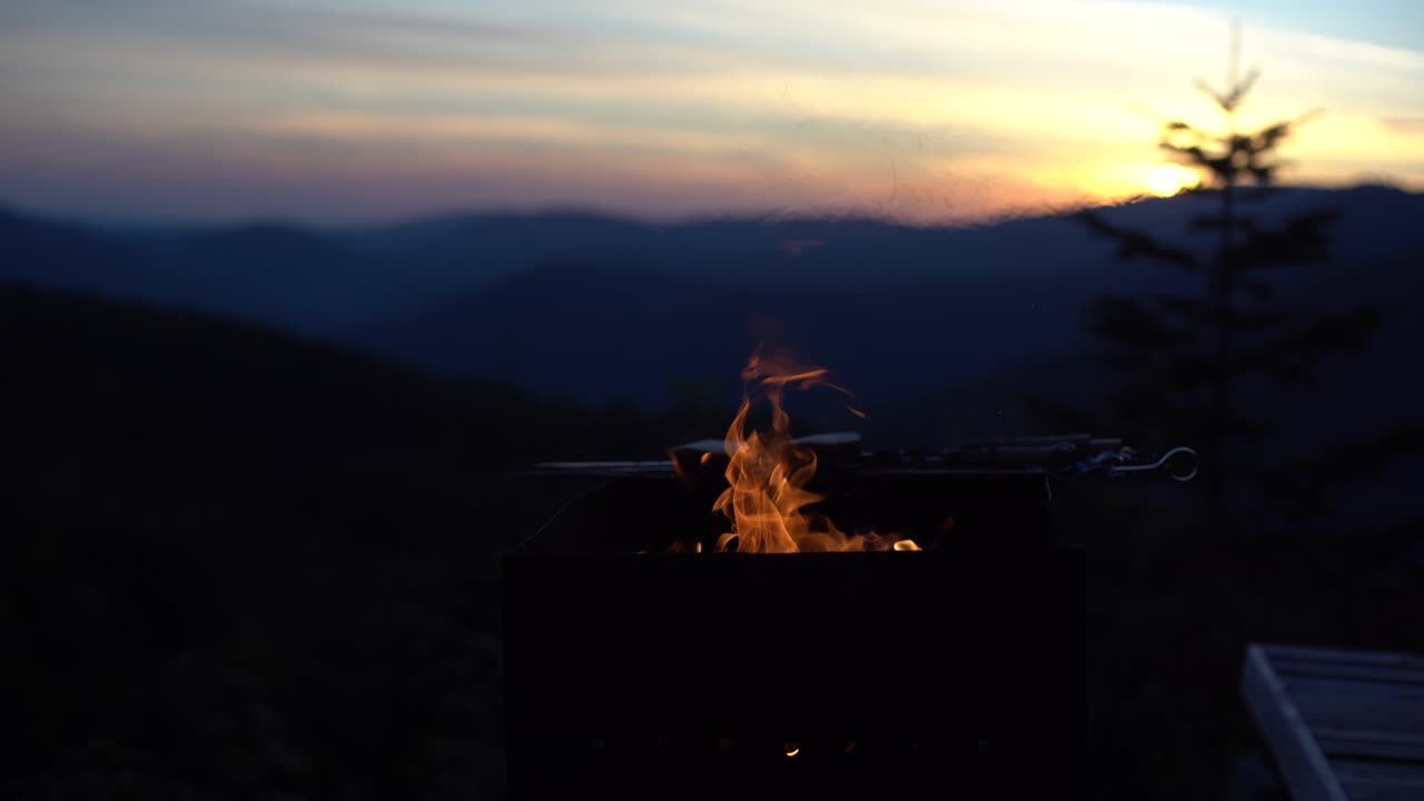 여름 바베큐. 불꽃이 그릴을 가열. 일몰