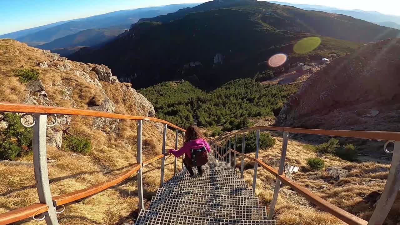 persona que desciende de la montaña por las escaleras