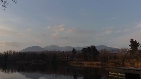 Lapso-De-Tiempo-Lago-Relajante-Cielo-Azul-Y-Nubes-Blancas-Pan-Izquierda