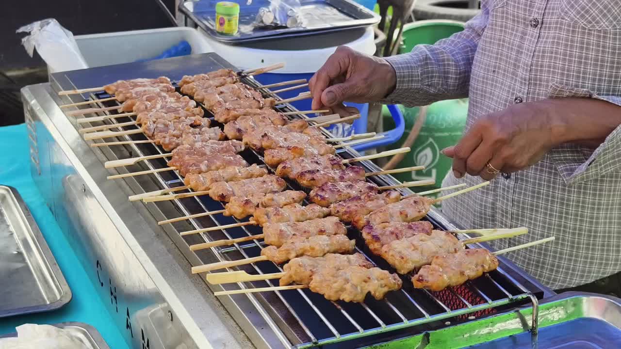 거리 음식 시장 에서 그릴 된 돼지고기 스피어