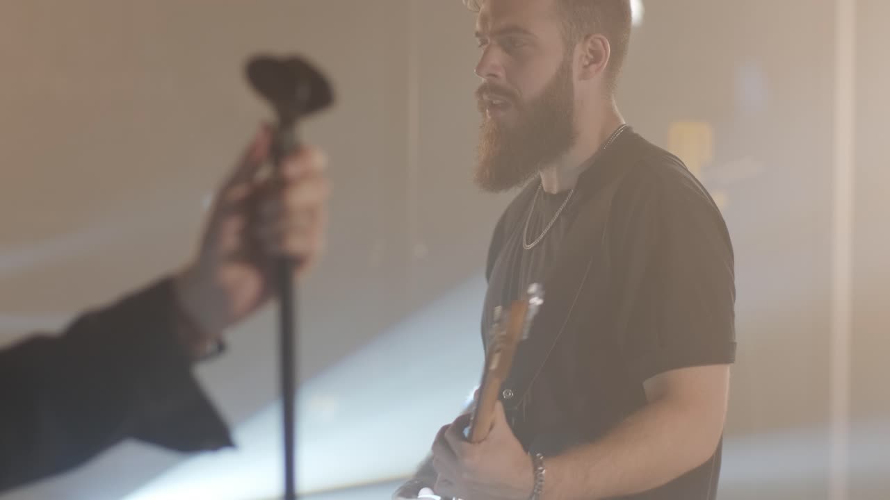 가수, 베이시스트, 피아니스트, 드러머, 기타리스트와 함께 라이브 밴드 공연