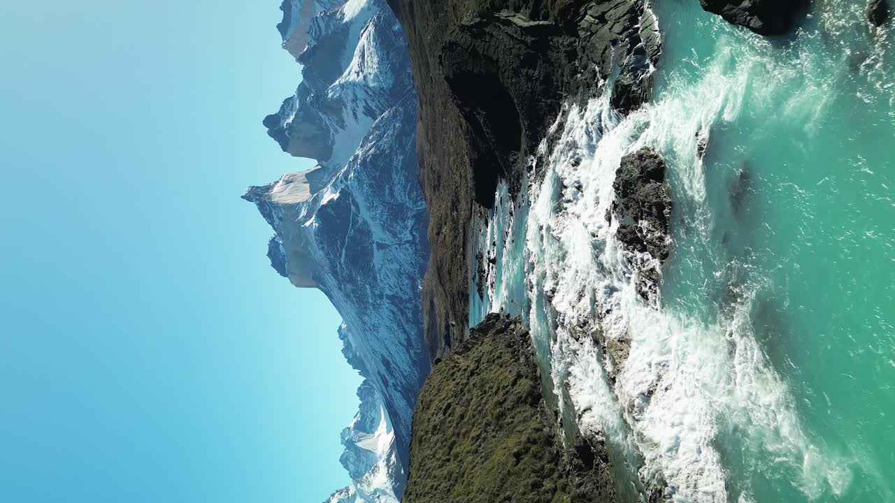 el hermoso río paine en el parque nacional torres del paine en chile, vertical aérea