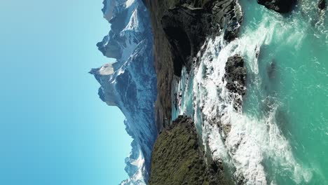 el hermoso río paine en el parque nacional torres del paine en chile, vertical aérea