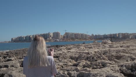 Un-Turista-Tomando-Fotos-De-Edificios-En-La-Carretera-De-La-Torre-De-Malta